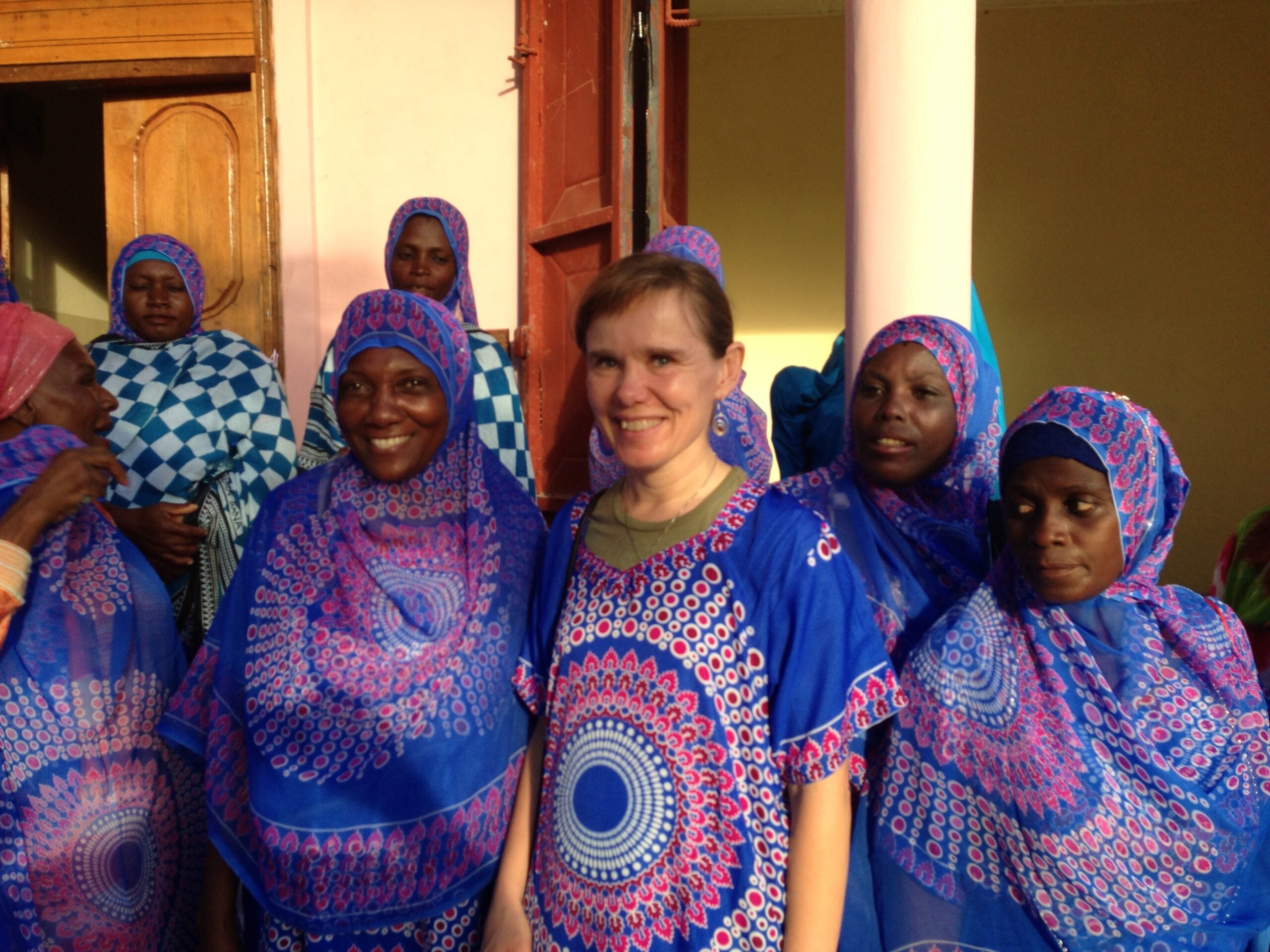 Elin Torell with women in Zanzibar