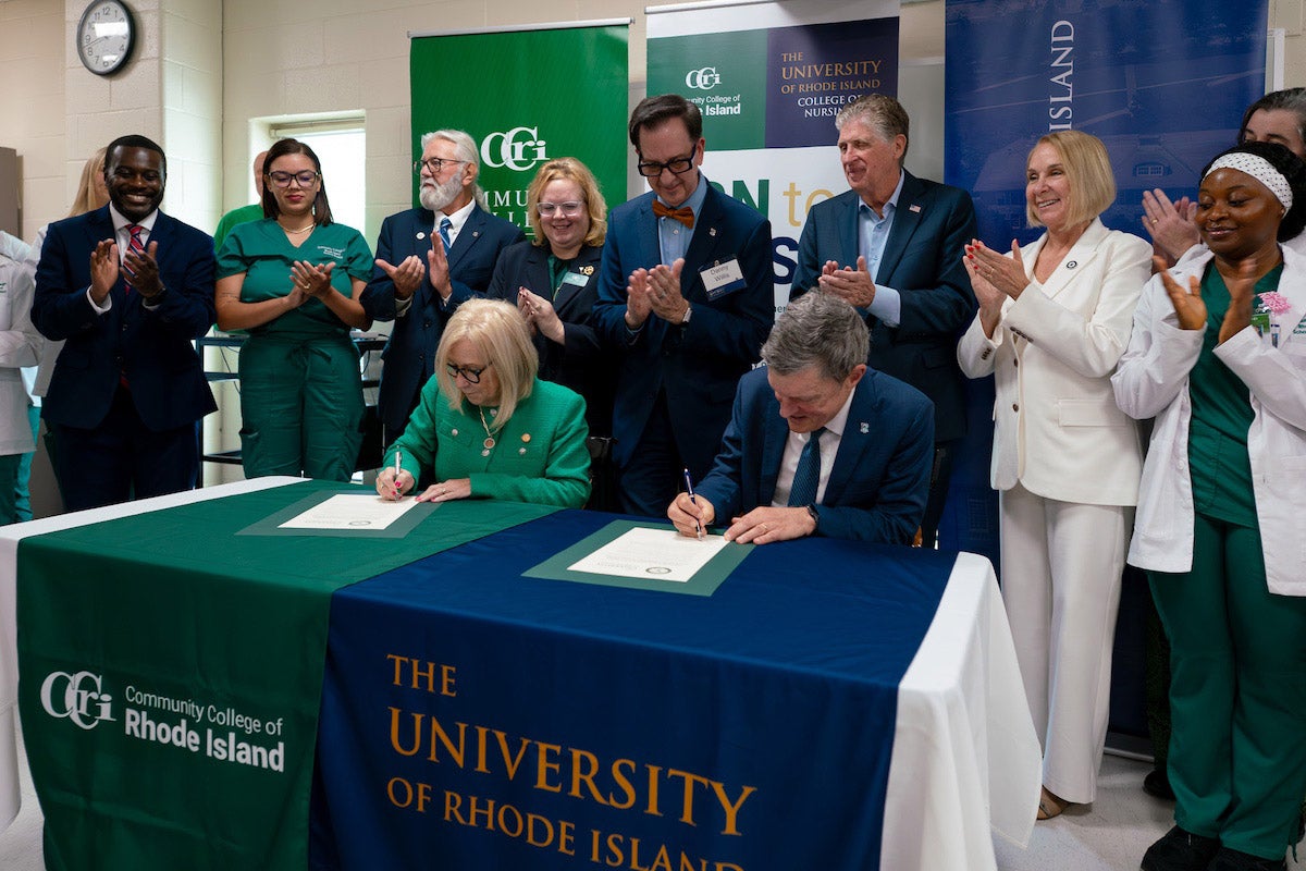 URI President Marc Parlange and CCRI President Rosemary Costigan sign an agreement
