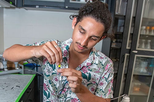 Visiting scholar Arnaldo Díaz-Martínez participating in Summer Undergraduate Research Fellowship program in Oceanography