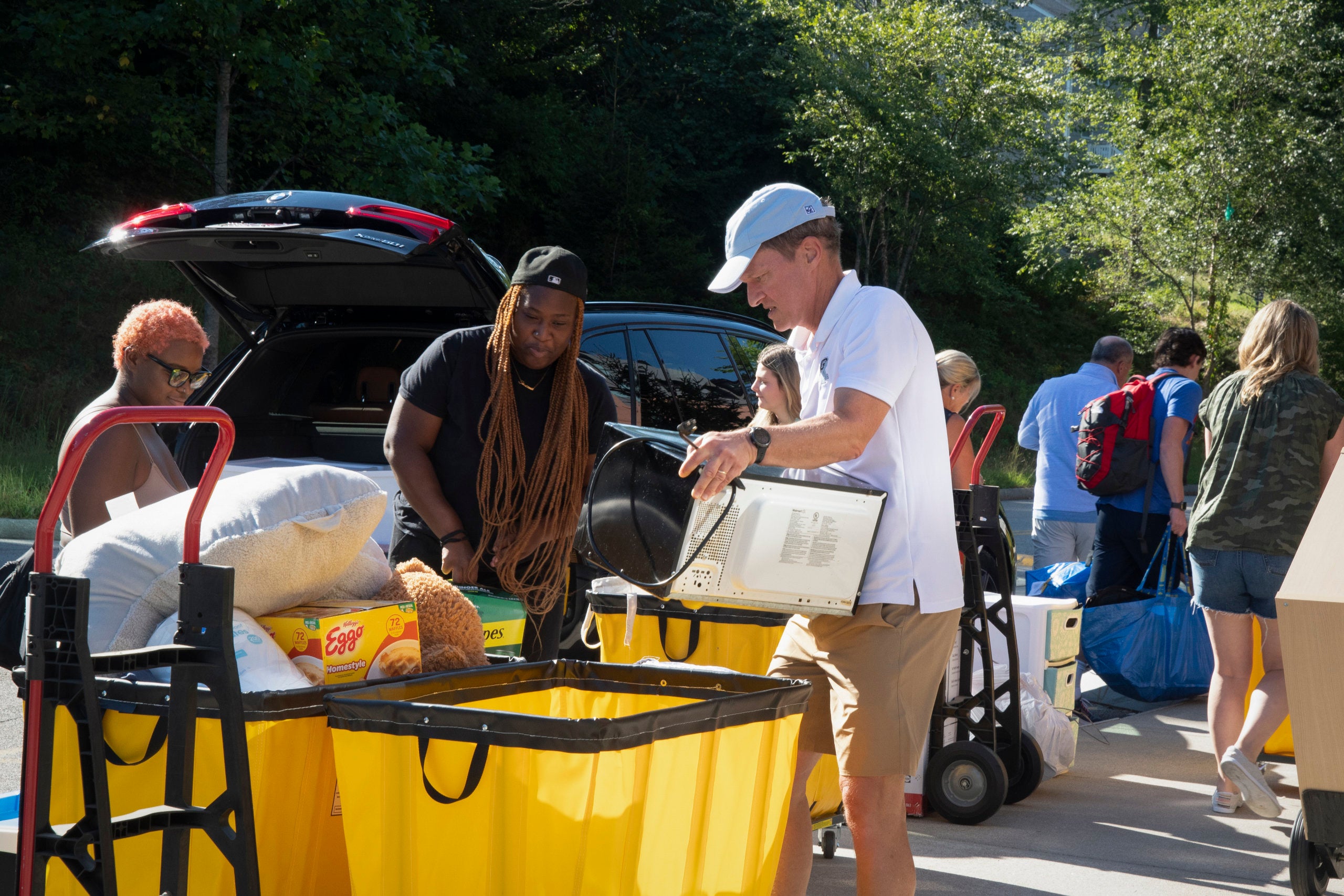 President Marc Parlange helps students and families during move-in weekend
