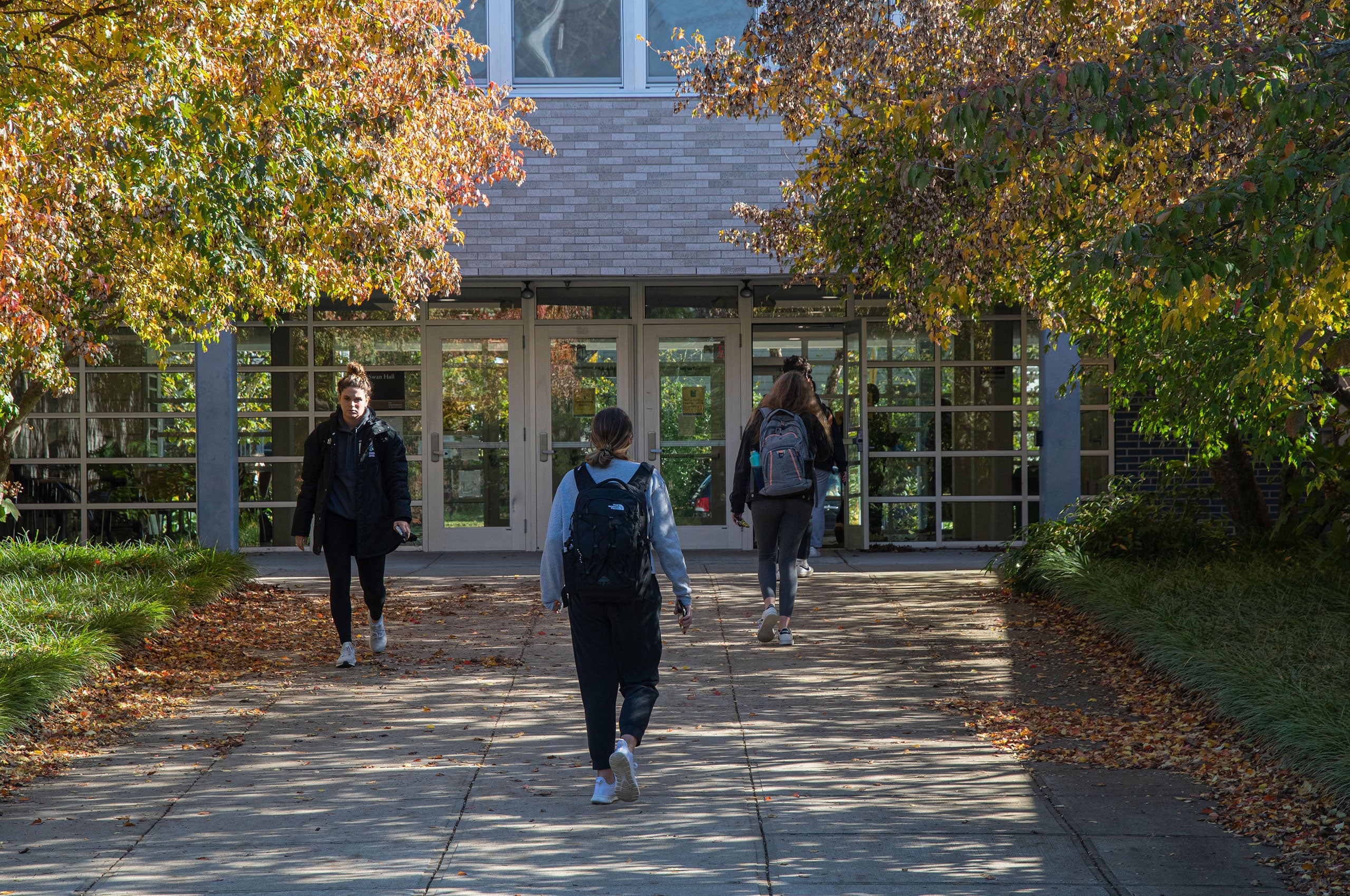 Students walking into Swan Hall in the fall